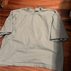 Hollister Heavyweight Boxy Crop Fit T-Shirt
Women’s Size Large – Gray green 0250
